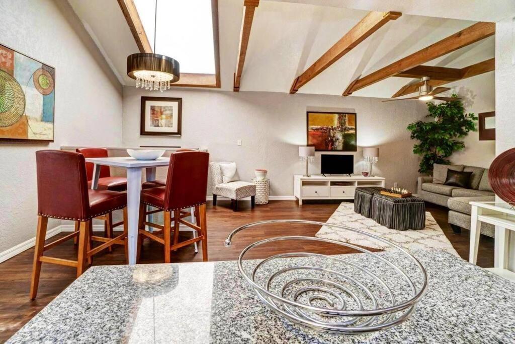 Hidden Couples Loft Retreat In Heights Foodie District Тампа Экстерьер фото